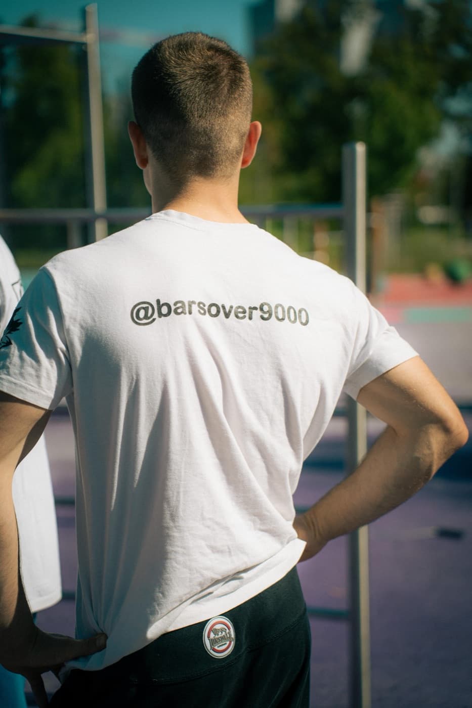 Athlet mit BO9K-Shirt an der Anlage