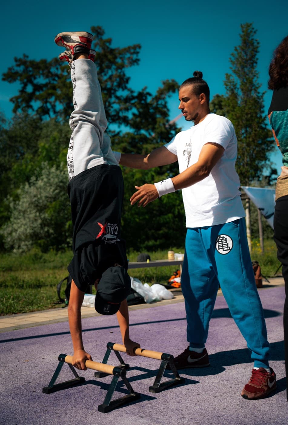 Handstand-Training im Park