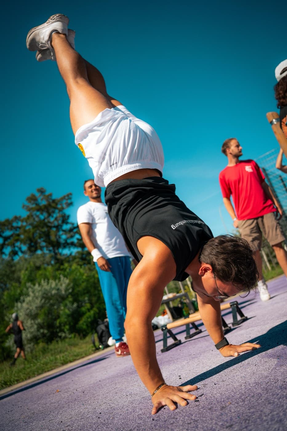 Athlet im Handstand auf einem Calisthenics-Platz